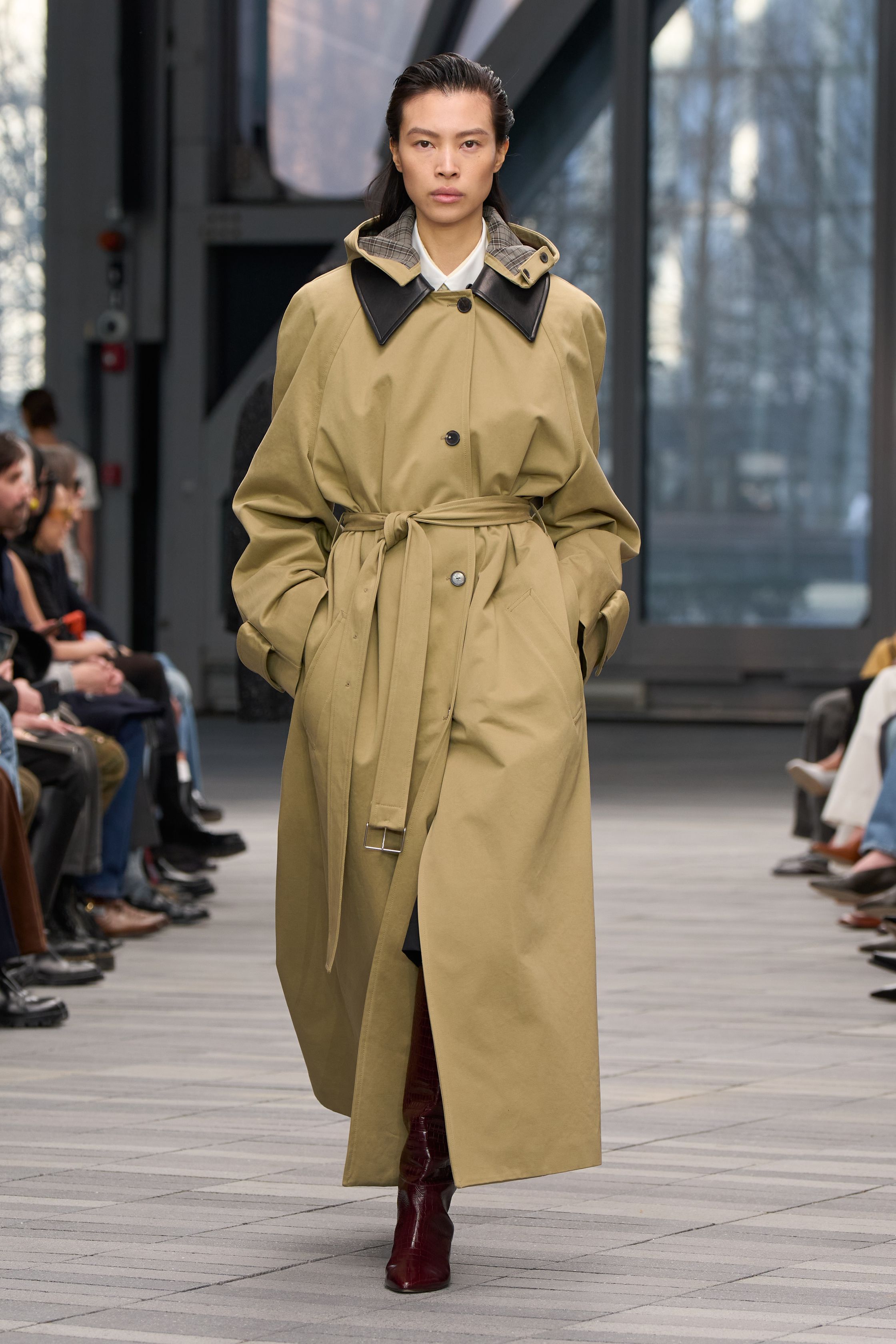 Calvin Klein Collection本季回归极简本源，以长款风衣、毛领大衣与流动中性色系塑造冷静而理性的都会气场，男女装并行呈现克制力量，在极简廓形中释放高级感与性感的含蓄表达-顽石频道趋势研究
